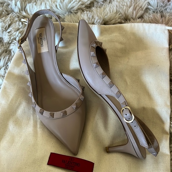 VALENTINO GARAVANI Pourdre Rockstud Slingback heels Pumps...